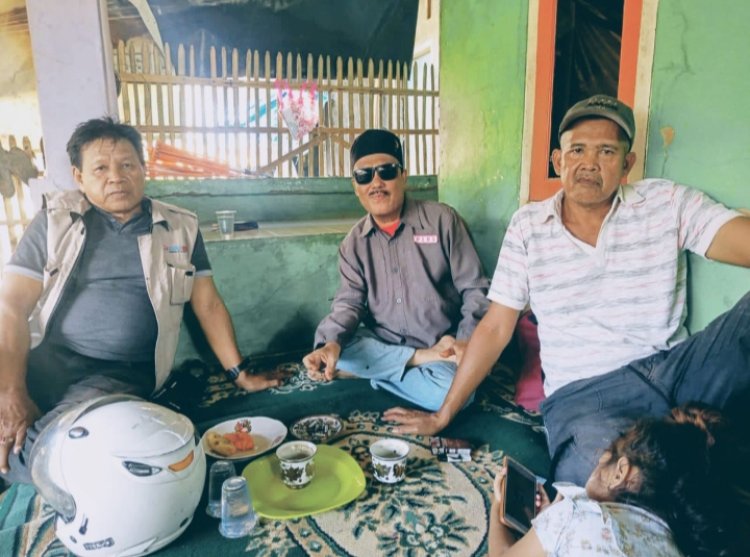 Team Investigasi GWI. M Sutisna Lakukan Sosialisasi Ke Salah Satu Warga Desa Cibungur Terkait Istri Jadi TKW