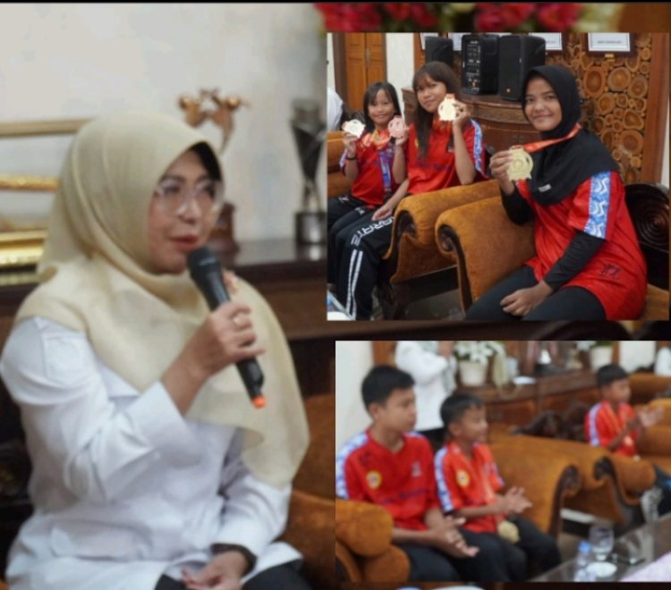 Bupati Pandeglang Beri Uang Pembinaan Pada Atlet Karate Berprestasi-- Pelatih Sampaikan Terimakasih Dan Apresiasi 