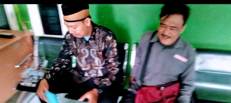 Tim Investigasi GWI DPC Pandeglang Memberikan Aspirasi Kepada Salah Satu Warga Cibungur Terkait Permasalahan Yang Menimpanya