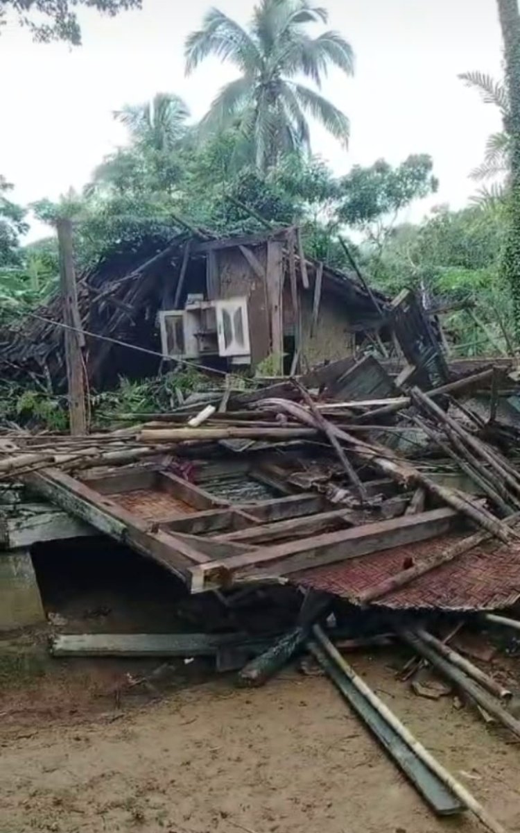 Rumah Warga Desa Pada Suka Kecamatan Cimanggu Roboh Tertimpa Pohon.