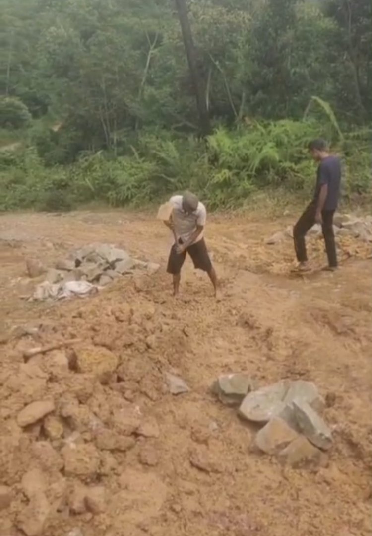 Warga Desa Gunung Gede Dan Ci Barengkok Kecamatan Panggarangan,Keluhkan Kondisi Jalan Penghubung Dua Desa Rusak Parah