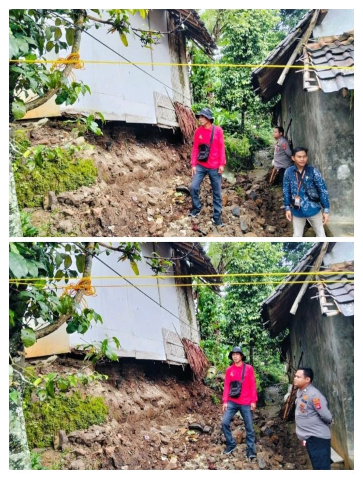 Akibat Cuaca Penghujan Rumah Warga Kadu Kored Alami Longsor, Jajaran Polsek Pulosari Tengok Kejadian
