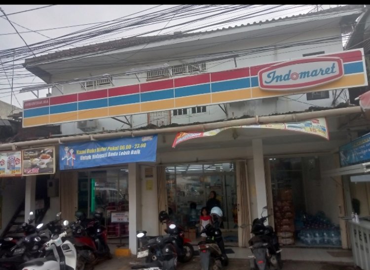 Larang Warga Berteduh Bawa Kursi Saat Hujan, Indomaret Di Depan RSUD Labuan Dikecam Warga