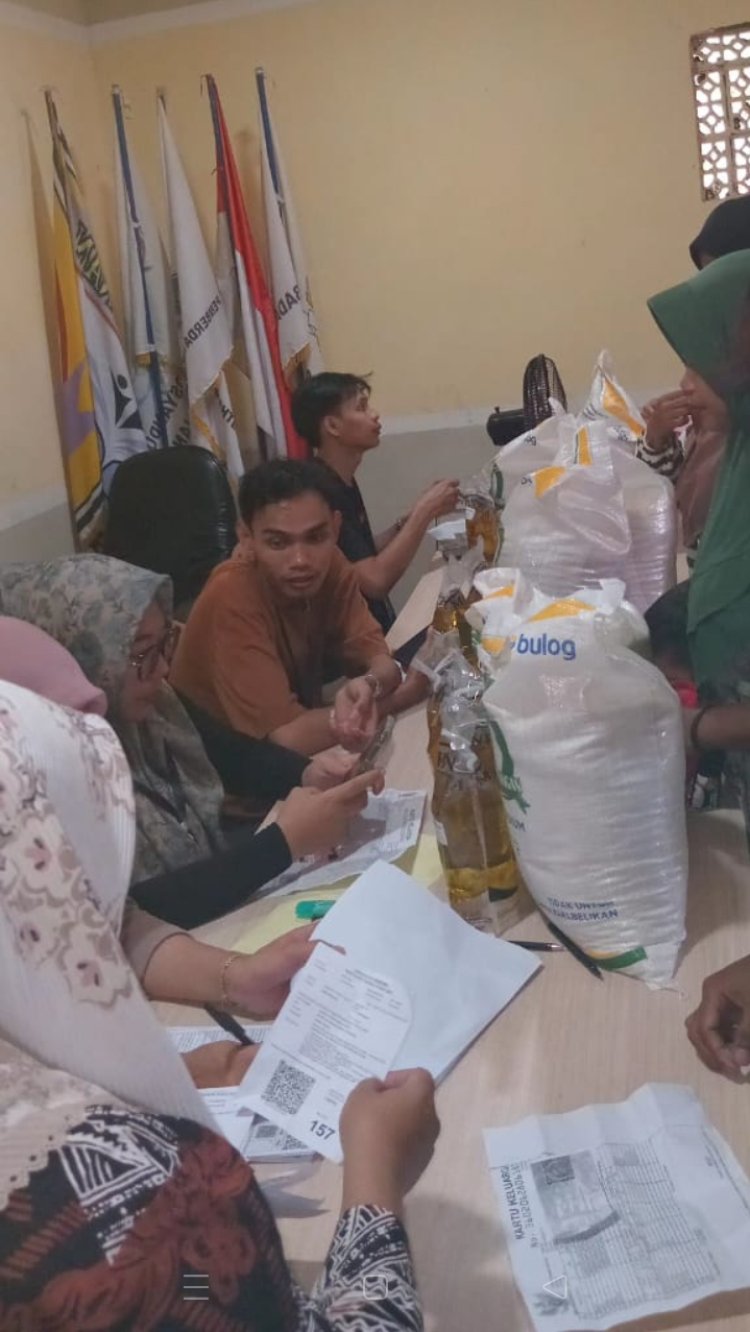 Desa Leuwidamar Bagikan Bansos Pangan Beras Dan Minyak Goreng