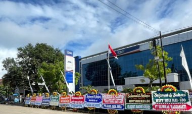 Peringati HUT ke 130, sebagai Rasa Syukur BRI Cabang Labuan potong Tumpeng.
