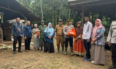 Penyaluran Bantuan Korban Banjir & Pohon Tumbang Di Cikedal, Dari Bupati Pandeglang Melalui Dinas Sosial