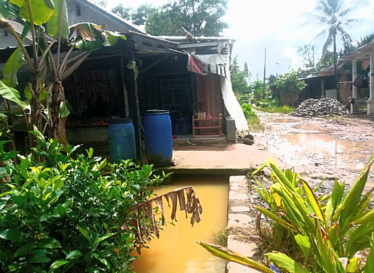 Bangunan Toko Warga Berdiri di Atas TPT Desa, Drainase Tak Berfungsi dan Picu Banjir Saat Musim Hujan