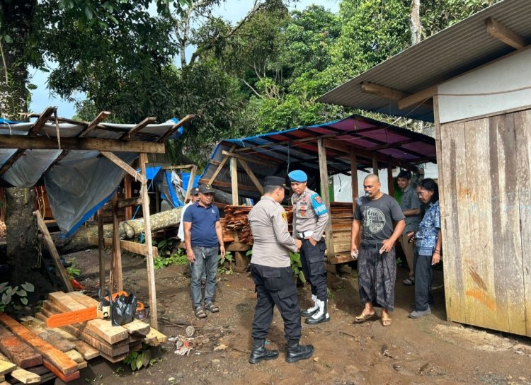 Rumah Warga Desa Cipicung Cikedal Tertimpa Pohon Tumbang, Kapolsek Cikedal Bersama Jajaran Forkopimca Gerak Cepat Lakukan Evakuasi