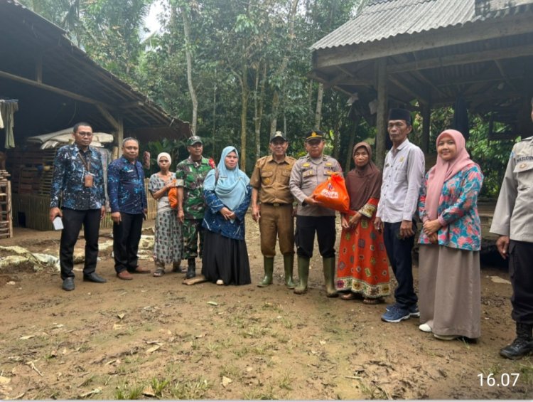 Penyaluran Bantuan Korban Banjir & Pohon Tumbang Di Cikedal, Dari Bupati Pandeglang Melalui Dinas Sosial