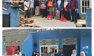 Danramil 0106/Menes Kodim 0601/Pandeglang Dan Camat Menes Lakukan Baksos Kepada Warga Yang Tertimpa Musibah Rumahnya Tertimpah Pohon.
