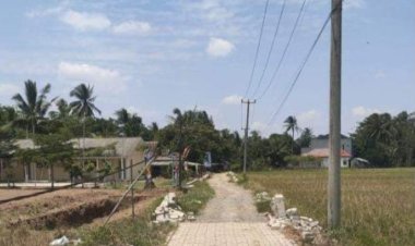 Pekerjaan Jalan Dana Desa Tahap I 2024 Terbengkalai, Mantan Ketua RT Karoya Soroti Kinerja Kades Pasirsedang