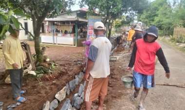Sinergi Pemerintah Daerah Kabupaten Lebak dan Gotong Royong Masyarakat dalam Penanganan Banjir di Jalan Poros Desa Wanasalam
