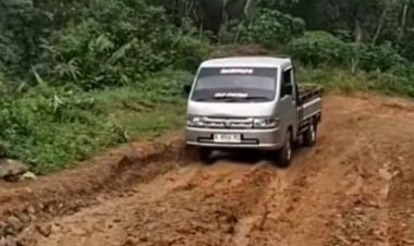 Jalan Desa Cibarani Kecamatan Cirinten Kabupaten Lebak Seperti Kubangan Kerbau
