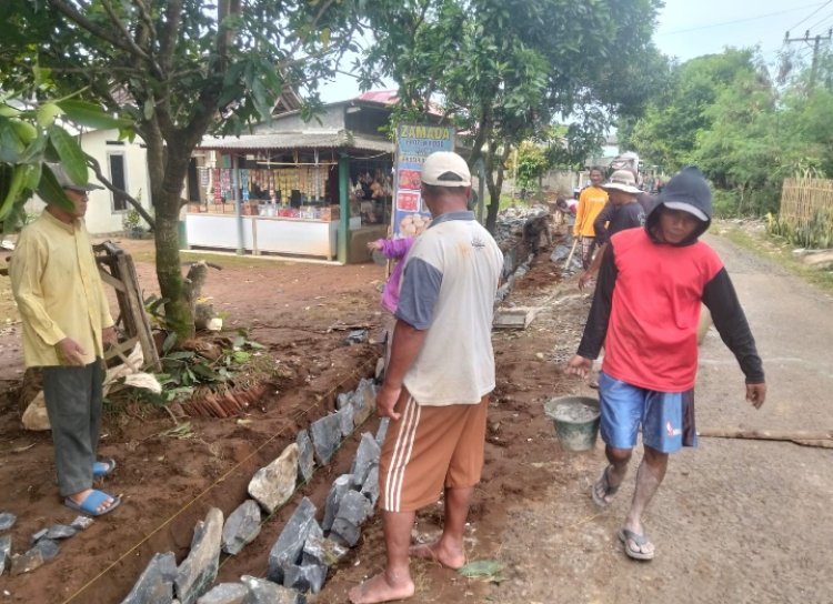 Sinergi Pemerintah Daerah Kabupaten Lebak dan Gotong Royong Masyarakat dalam Penanganan Banjir di Jalan Poros Desa Wanasalam
