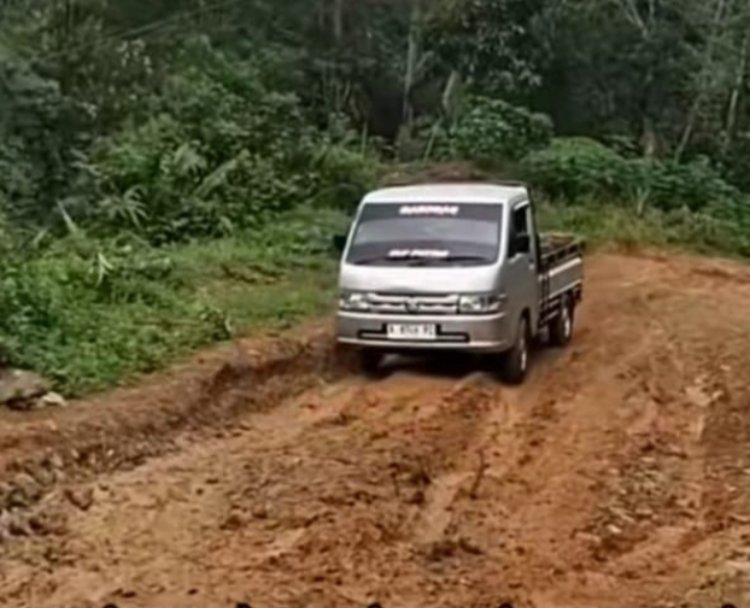 Jalan Desa Cibarani Kecamatan Cirinten Kabupaten Lebak Seperti Kubangan Kerbau