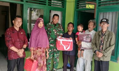 Danramil 0117/Panimbang Dan Pihak Kecamatan Berikan Bantuan Warga Desa Cibarani Yang Terdampar Di Panimbang