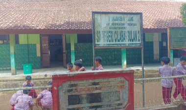Dugaan Lantai Keramik Rusak,Jendela Bolong,Plafon Jebol Cat Buram, Anggaran Dana BOS SDN Cilaban Bulan 2 Di Pertanyakan 