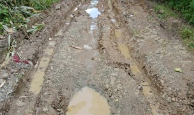 Disinyalir Puluhan Tahun Jalan Poros Sorongan–Curug Rusak Parah.