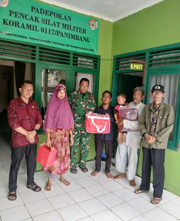 Danramil 0117/Panimbang Dan Pihak Kecamatan Berikan Bantuan Warga Desa Cibarani Yang Terdampar Di Panimbang