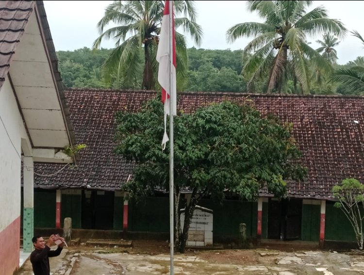 Bendera Merah Putih Sobek Berkibar di SDN Karangsari 1, Dinilai Cederai Simbol Negara dan Berpotensi Melanggar Hukum