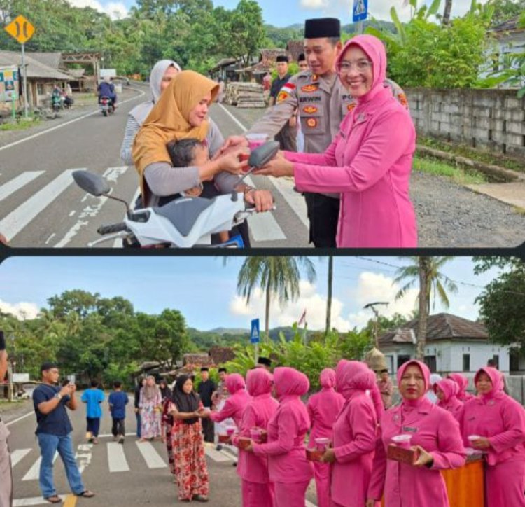 Ramadhan Berkah, Polsek Sumur Bagikan Ratusan Takjil ke Pengendara