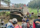 Jembatan Ambruk Dibiarkan, Warga 5 Kampung di Padaherang Gotong Royong Perbaiki Akses Vital