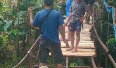 Warga Keluhkan Jembatan Gantung Kampung Curug-Cimanggu Rusak Parah.