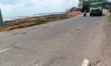 Jalan Raya Panimbang-Cibaliung Titik Lokasi Kp Buah di Keluhkan Warga Dan Pengguna Jalan 