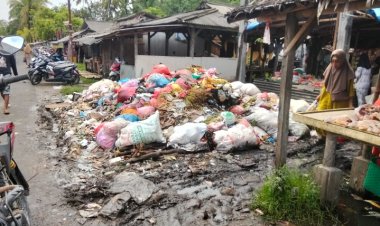 Sampah Menggunung di Pasar Pagelaran, Warga dan Pedagang Keluhkan Bau Menyengat