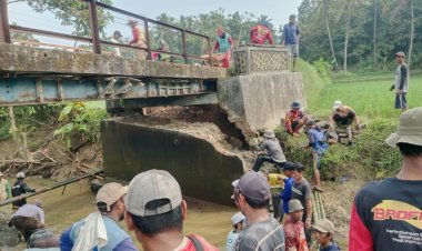 Jembatan Ambruk Dibiarkan, Warga 5 Kampung di Padaherang Gotong Royong Perbaiki Akses Vital