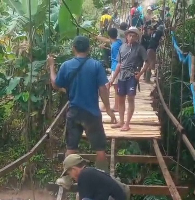 Warga Keluhkan Jembatan Gantung Kampung Curug-Cimanggu Rusak Parah.