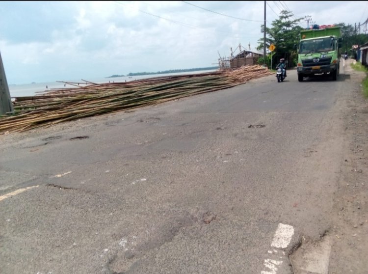 Jalan Raya Panimbang-Cibaliung Titik Lokasi Kp Buah di Keluhkan Warga Dan Pengguna Jalan 
