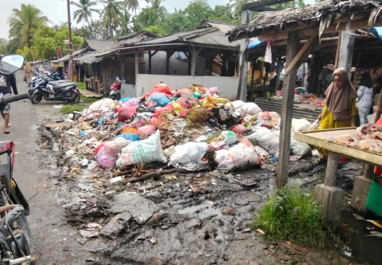 Sampah Menggunung di Pasar Pagelaran, Warga dan Pedagang Keluhkan Bau Menyengat