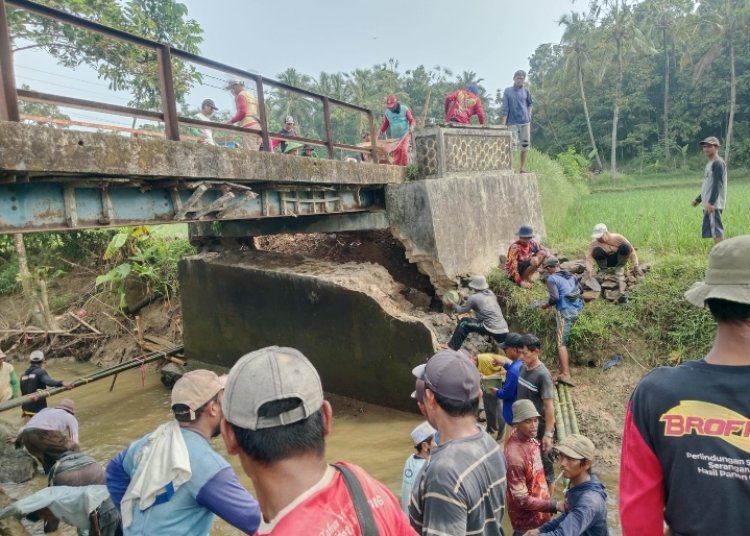 Jembatan Ambruk Dibiarkan, Warga 5 Kampung di Padaherang Gotong Royong Perbaiki Akses Vital