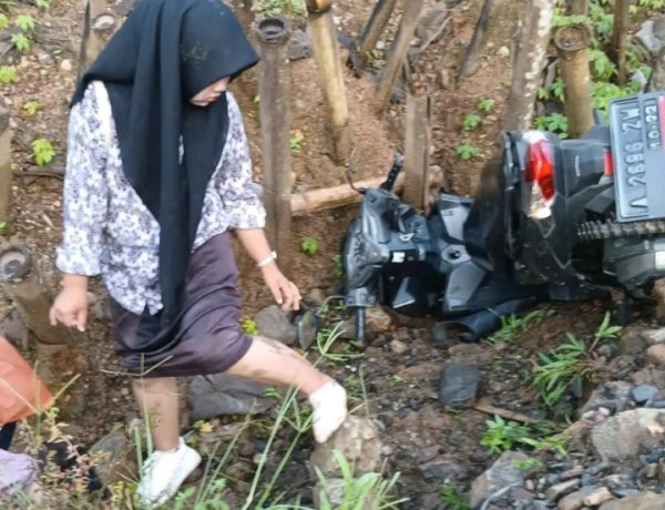 Jalan Poros Desa Hegar Manah-Sindang Ratu-Sogong Rusak Parah Dan Sering Terjadi Kecelakaan.