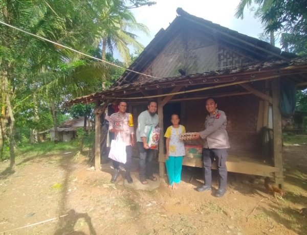 Polsek Panimbang Salurkan Bantuan Sosial kepada Warga Kurang Mampu di Desa Tanjung Jaya