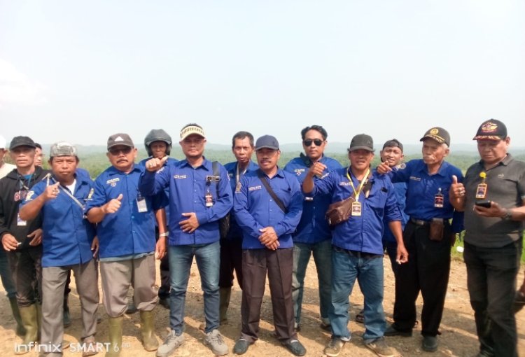 Kantor Hukum Agrarian JUSTICE LAW FIRM Lakukan Eksekusi Pemasangan Plang Hak Tanah Milik Warga Yang  Belum Di Bayar.