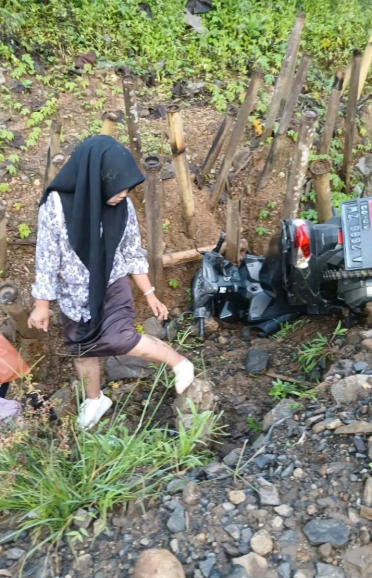 Jalan Poros Desa Hegar Manah-Sindang Ratu-Sogong Rusak Parah Dan Sering Terjadi Kecelakaan.