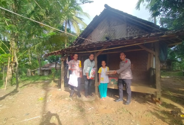 Polsek Panimbang Salurkan Bantuan Sosial kepada Warga Kurang Mampu di Desa Tanjung Jaya