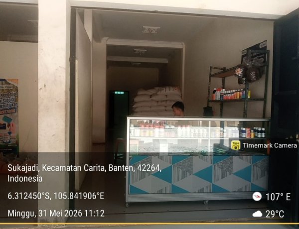 Soroti Harga Pupuk Subsidi di Kios  Citra Tani Carita, Petani Menjerit Beli dengan Harga di atas HET