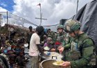 Yonif 200/Bhakti Negara Ajak Masyarakat Papua Makan Bersama