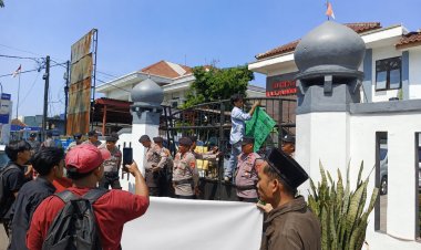 ‎SRP Gelar Aksi Unjuk Rasa, Desak Bupati Pandeglang Usut Tuntas Dugaan Kelalaian Pengelolaan Aset Daerah