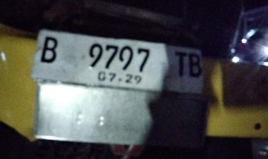 Truk Box Pengangkut BBM Solar Diduga Ilegal Terguling di Margasana, Pengemudi Kabur