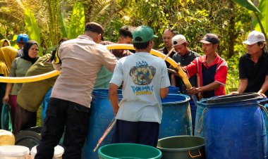 Salurkan Bantuan Air Bersih Untuk Warga di Sukaresmi, Kapolres Pandeglang: Kehadiran Polri Harus Dirasakan Manfaatnya Oleh Masyarakat