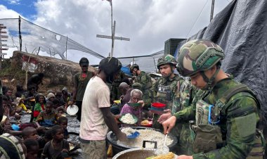 Yonif 200/Bhakti Negara Ajak Masyarakat Papua Makan Bersama