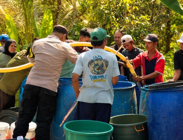 Salurkan Bantuan Air Bersih Untuk Warga di Sukaresmi, Kapolres Pandeglang: Kehadiran Polri Harus Dirasakan Manfaatnya Oleh Masyarakat