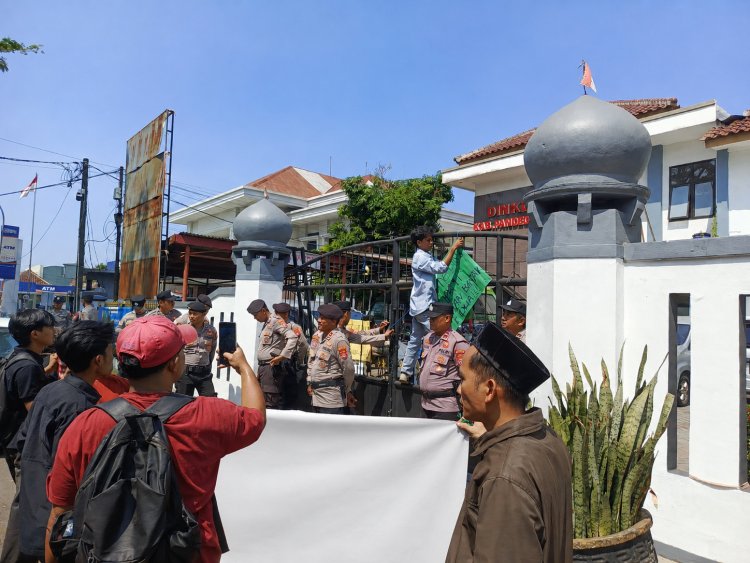 ‎SRP Gelar Aksi Unjuk Rasa, Desak Bupati Pandeglang Usut Tuntas Dugaan Kelalaian Pengelolaan Aset Daerah