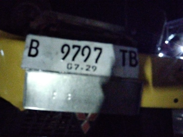 Truk Box Pengangkut BBM Solar Diduga Ilegal Terguling di Margasana, Pengemudi Kabur