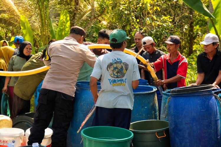 Salurkan Bantuan Air Bersih Untuk Warga di Sukaresmi, Kapolres Pandeglang: Kehadiran Polri Harus Dirasakan Manfaatnya Oleh Masyarakat