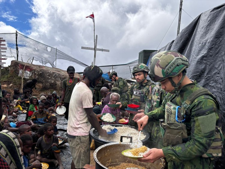 Yonif 200/Bhakti Negara Ajak Masyarakat Papua Makan Bersama